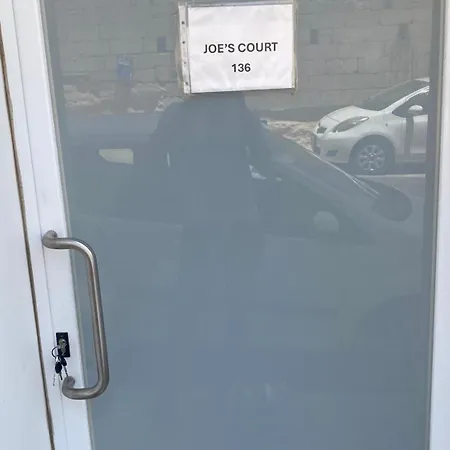 Joes Court Apartment *